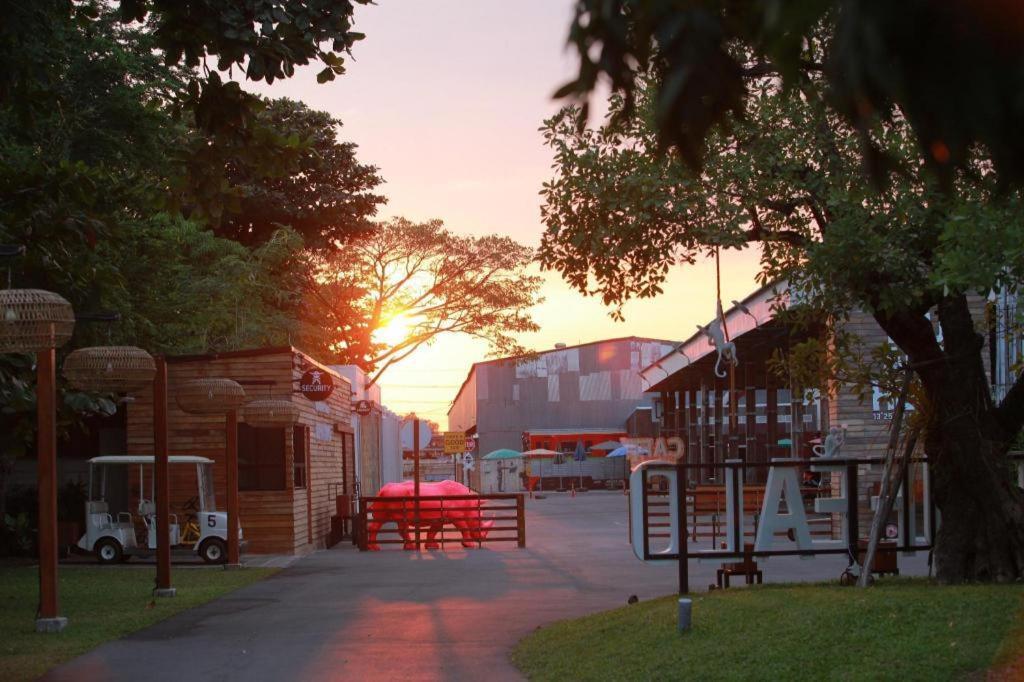 The Buffalo Amphawa Samut Songkhram Exterior foto